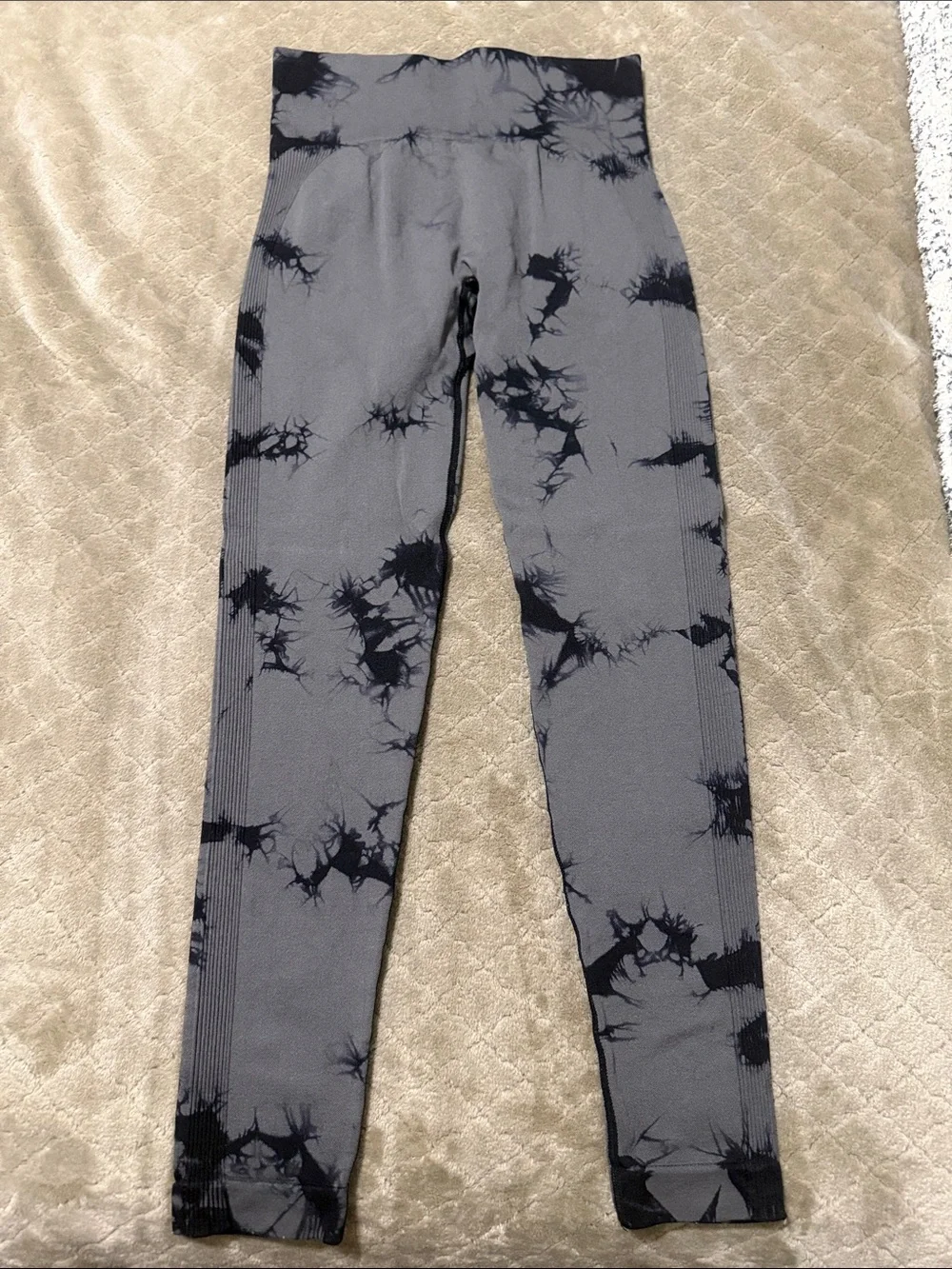 High-Rise Gray Tie-Dye Performance Leggings w/ Glute-Enhancing Design